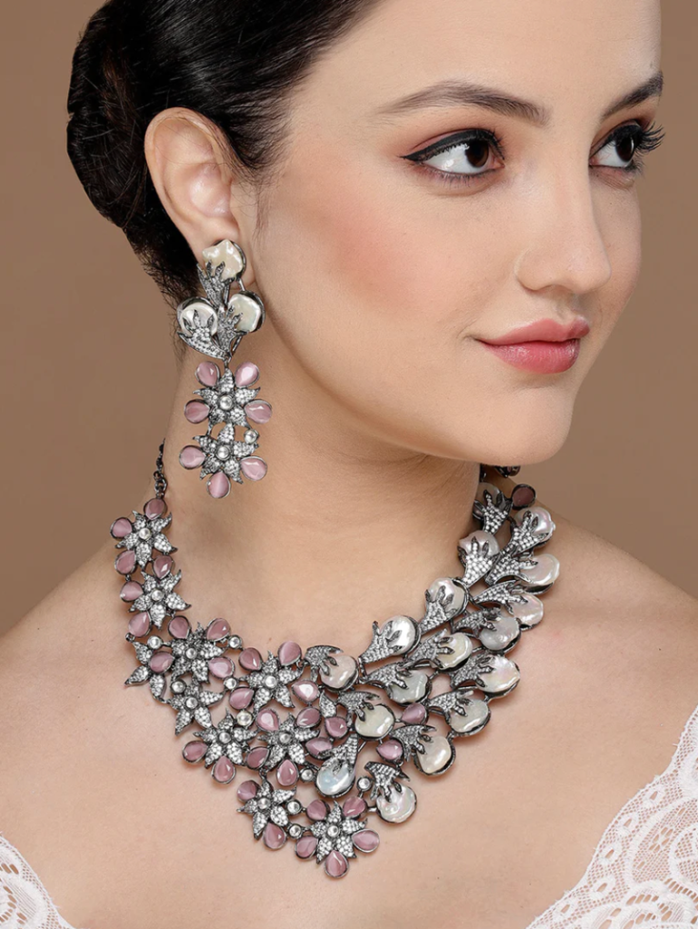 Enhance Your Ethnic Charm with Sonoor's Exquisite Indian Necklace Sets